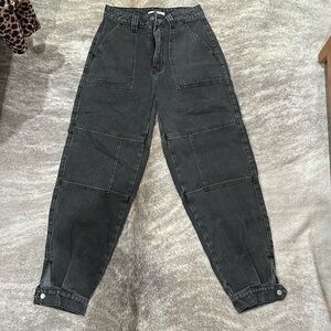New without tag, high rise black faded wash cargo jean!